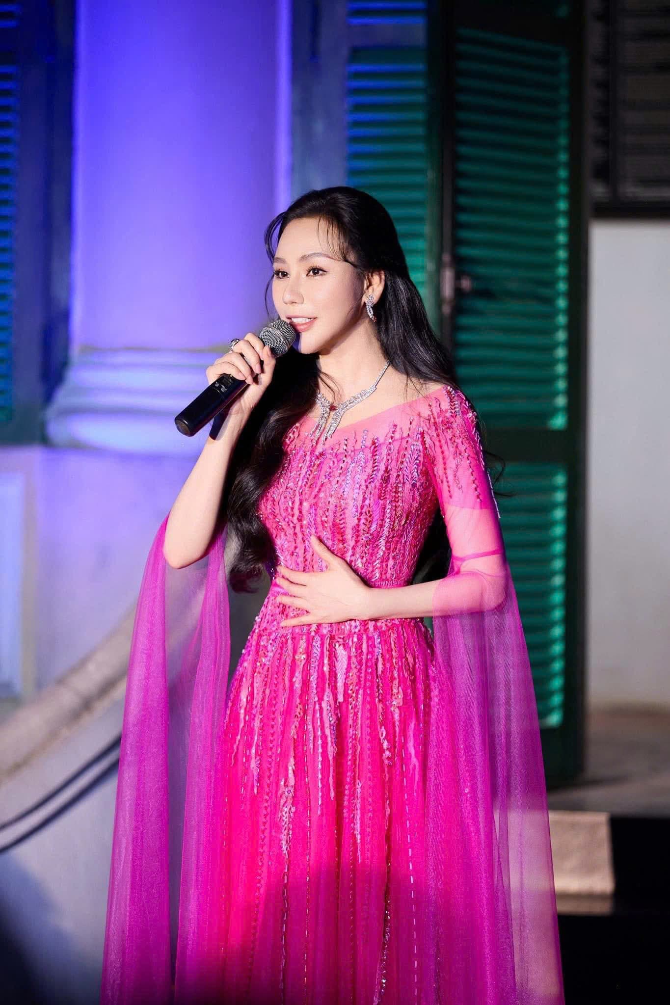 Ca sĩ Hồ Quỳnh Hương