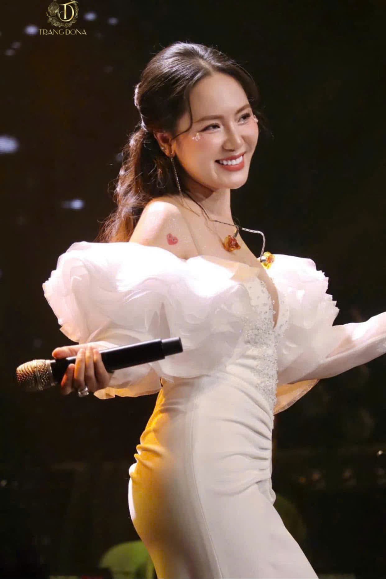 Ca sĩ Phương Linh