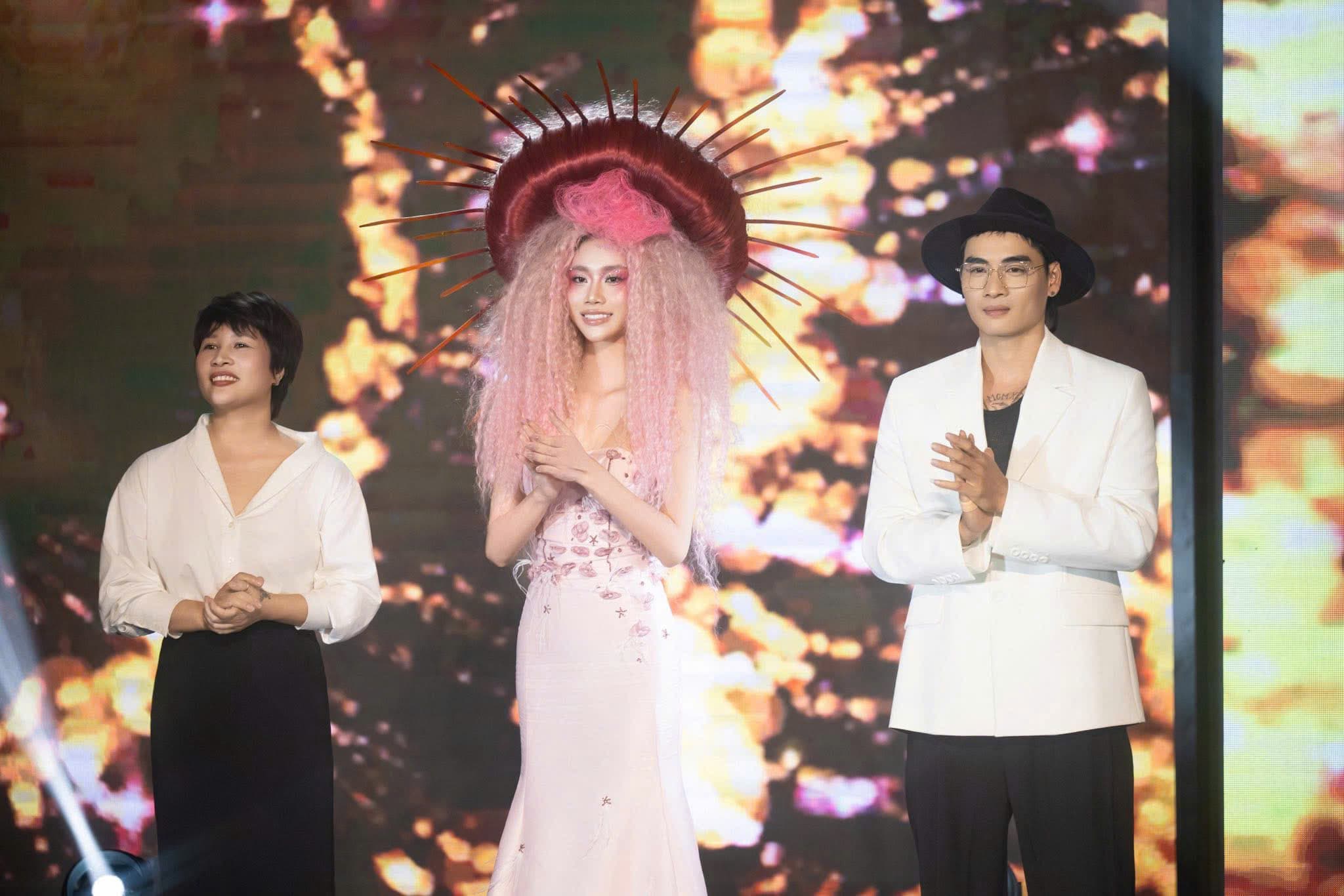 Cô Dona cùng mẫu tóc nghệ thuật trên sân khấu