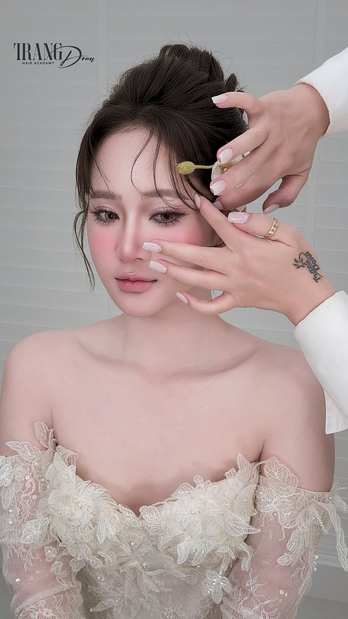 Cài phụ kiện cho kiểu tóc cô dâu