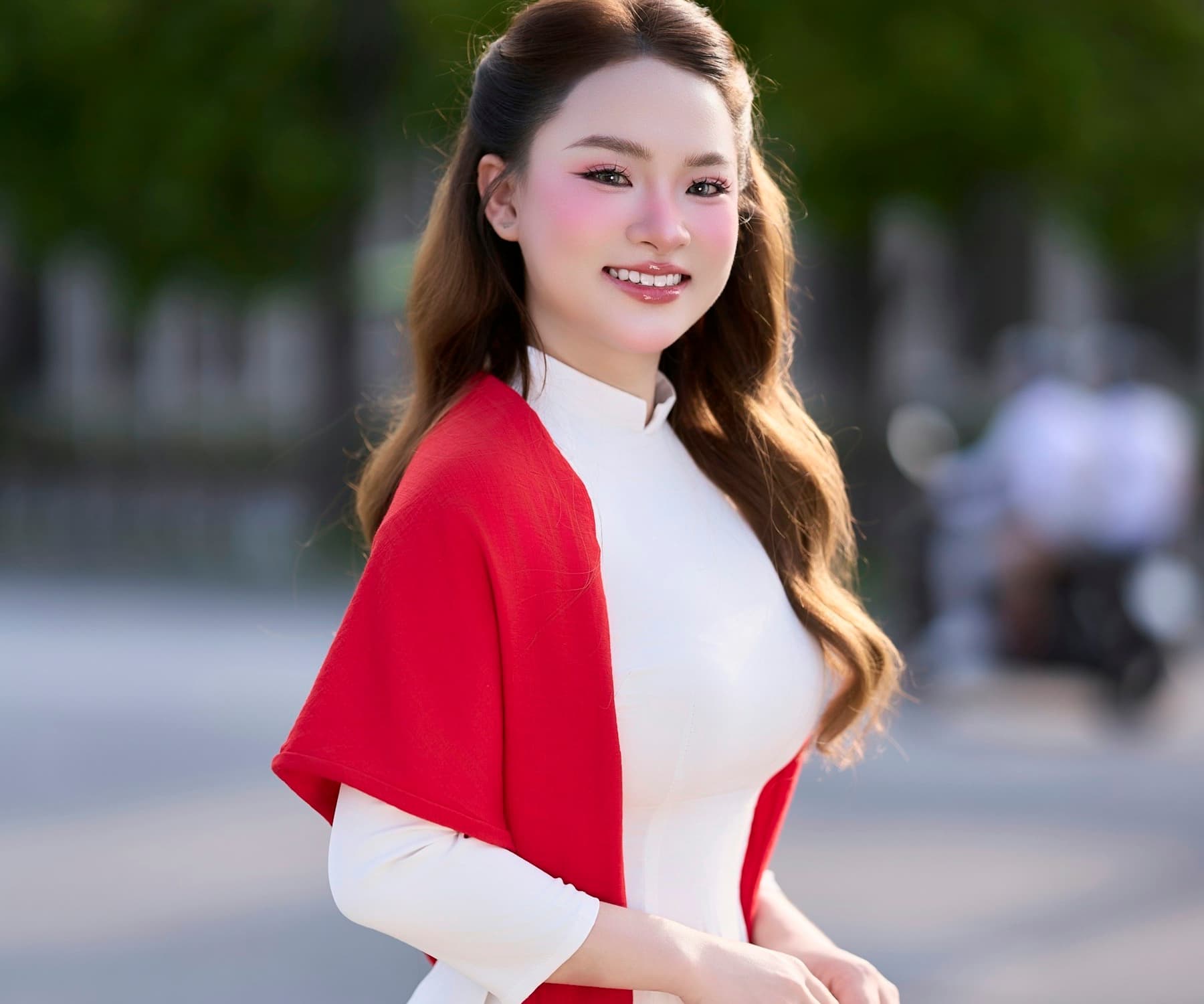 Cô gái mặc áo dài trắng với tóc tạo kiểu gọn gàng